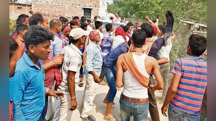 बेगूसराय : कन्हैया को दिखाया काला झंडा, मारपीट