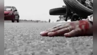 टेलर के धक्के से बाइक सवार की मौत, दो जख्मी