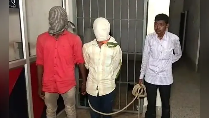 Jharkhand : लेवी वसूलने आये टीएसपीसी के दो नक्सलियों को चतरा पुलिस ने किया गिरफ्तार