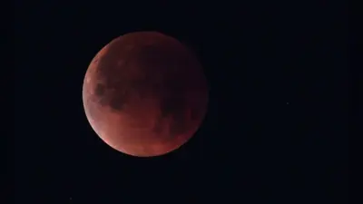 आधी रात के बाद दिखा चंद्रग्रहण, 149 सालों के बाद हुआ ये दुर्लभ संयोग
