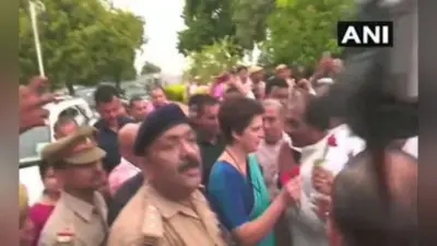 सोनभद्र गोली कांडः मृतकों के परिजनों से मिलने के लिए उम्भा पहुंचीं कांग्रेस महासचिव प्रियंका गांधी
