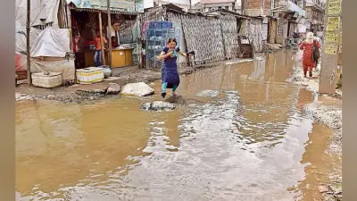 बिना बारिश के जलजमाव गलियों में रहता है अंधेरा