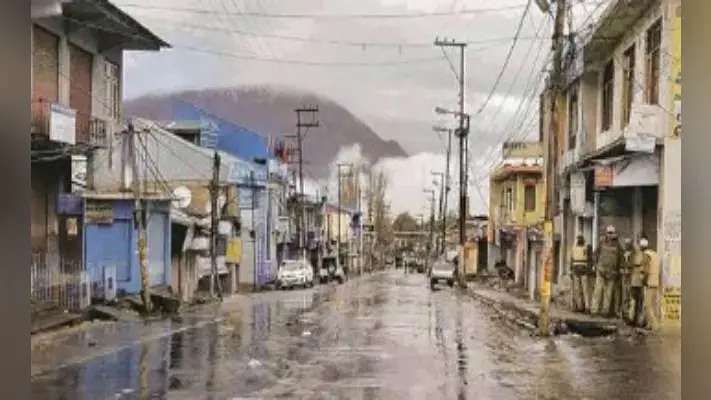 जम्मू-कश्मीर : किश्तवाड़ में आतंकवादियों ने पीडीपी नेता के पीएसओ से राइफल छीनी, शहर में कर्फ्यू