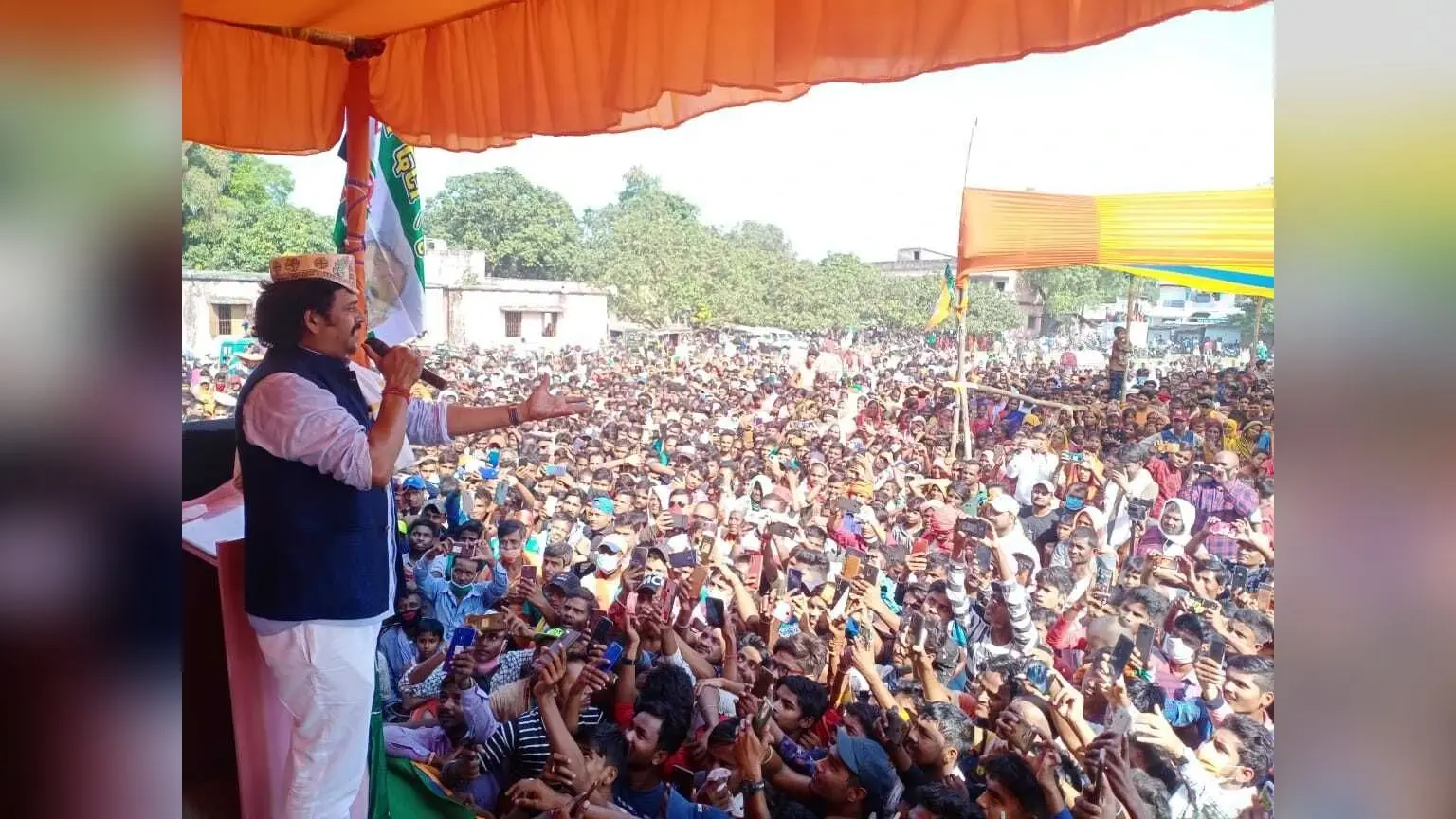 Bihar Chunav 2020: भीड़ देख रैली में भोजपुरी गाना गाने लगे रविकिशन, लोगों का आया ऐसा रिएक्शन, देखें वीडियो
