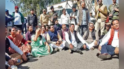 पश्चिमी सिंहभूम नरसंहार : भाजपा की जांच टीम को बुरुगुलीकेरा जाने से रोका तो धरने पर बैठ गये सांसद