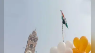 CAA विरोधी प्रदर्शनकारियों ने लखनऊ के घंटा घर पर ध्वजारोहण किया