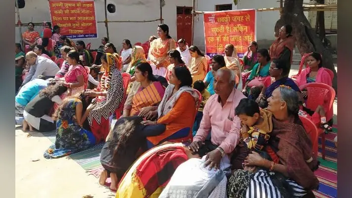Ranchi : डोरंडा में Valentine Day पर बच्चों ने माता-पिता की पूजा की