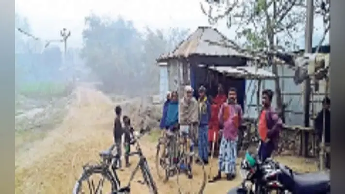 विकास के दावे डम्हेली में चिढ़ा रहे मुंह, सड़क के लिए तरस रहें ग्रामीण