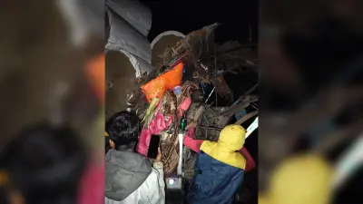 पूर्वी सिंहभूम : दो ट्रकों में भिड़ंत, स्टीयरिंग में फंस कर चालक की मौत, दो घायल