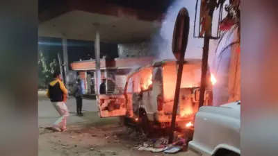 चाईबासा : पेट्रोल पंप के पास वाहनों में लगी आग, बड़ा हादसा टला
