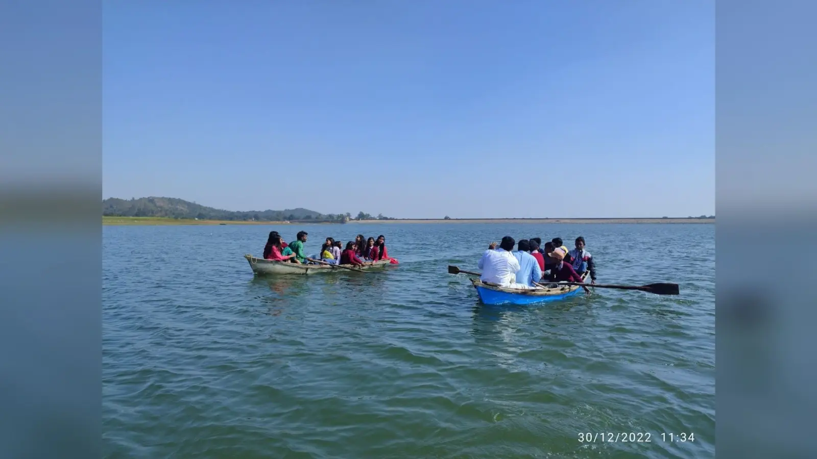 गढ़वा के पनघटवा डैम में नौका विहार का भी आनंद उठाते हैं पर्यटक
