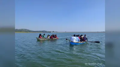 गढ़वा के पनघटवा डैम में नौका विहार का भी आनंद उठाते हैं पर्यटक