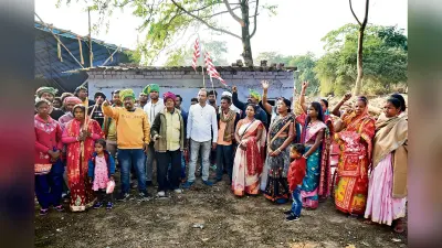 पारंपरिक हथियारों के साथ पहुंचे बिरसा सेना के लोग, विवादित भूमि पर लिखी वंशावली