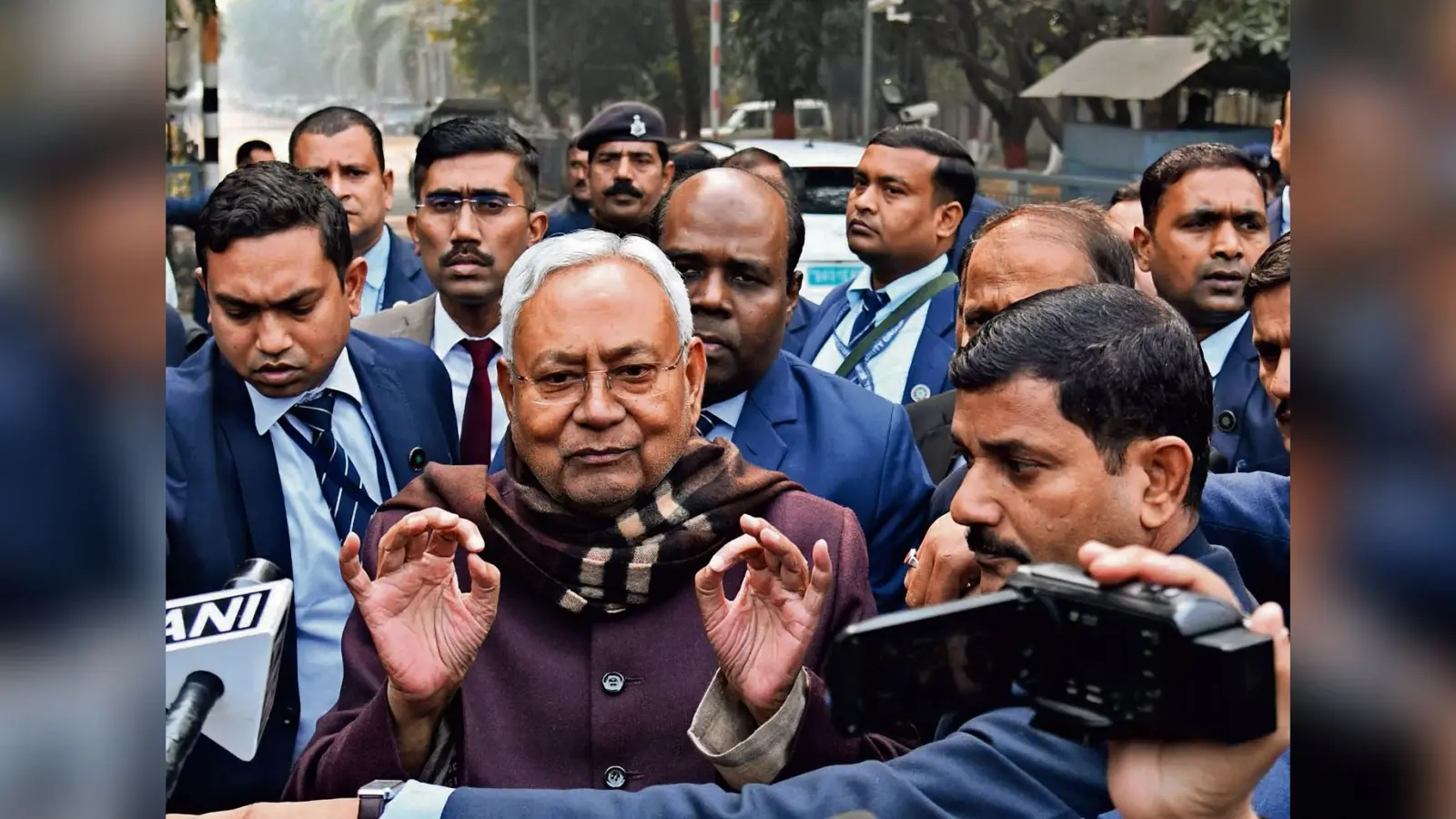 Bihar Politics: बिहार में बदलते सत्ता समीकरण के बीच केंद्र में बने रहे नीतीश कुमार