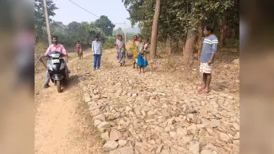 पूर्वी सिंहभूम : तीन साल बाद भी सड़क नहीं, बीमार व गर्भवतियों को खटिया पर ढो रहें