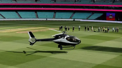 सिडनी क्रिकेट ग्राउंड में David Warner ने मारी जबरदस्त एंट्री, मैदान में उतारा हेलीकॉप्टर