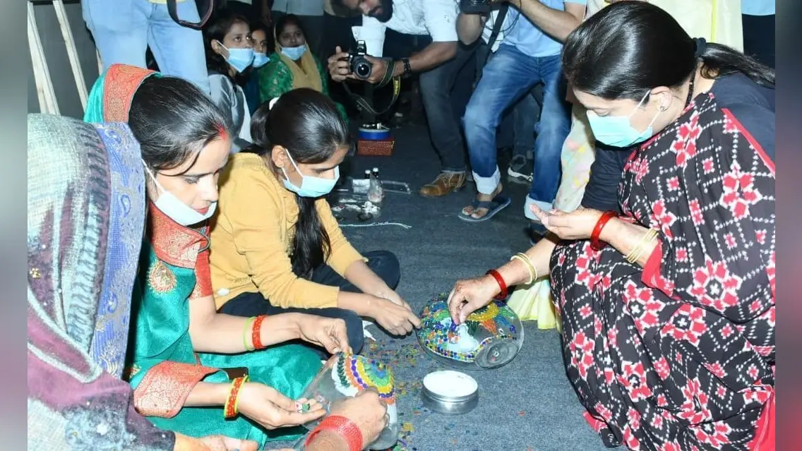 स्मृति ईरानी का अखिलेश यादव पर तंज, बोलीं- महिलाओं को याद है ‘लड़कों से गलती हो जाती है’ वाला बयान