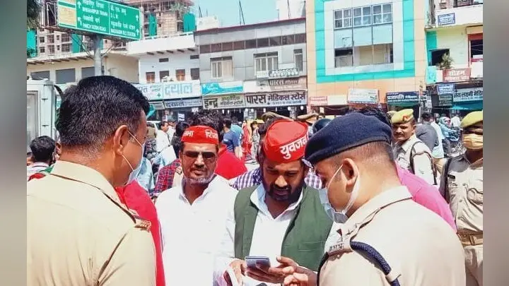 अखिलेश यादव को हिरासत में लेने पर बवाल, कई जिलों में सपा कार्यकर्ताओं का सरकार के खिलाफ प्रदर्शन