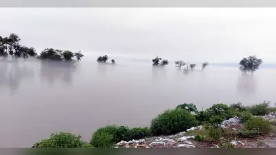 दरभंगा जिले में बाढ़ के पानी में डूबे दो दर्जन से अधिक मतदान केंद्र, प्रशासन की चिंता बढ़ी