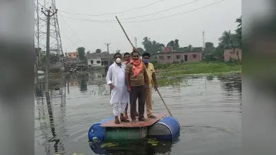 बाढ़, बारिश और जलजमाव ने किया बेघर, खुले आसमान के नीचे जी रहे बाढ़ पीड़ित, जुगाड़ पर टिकी जिंदगी