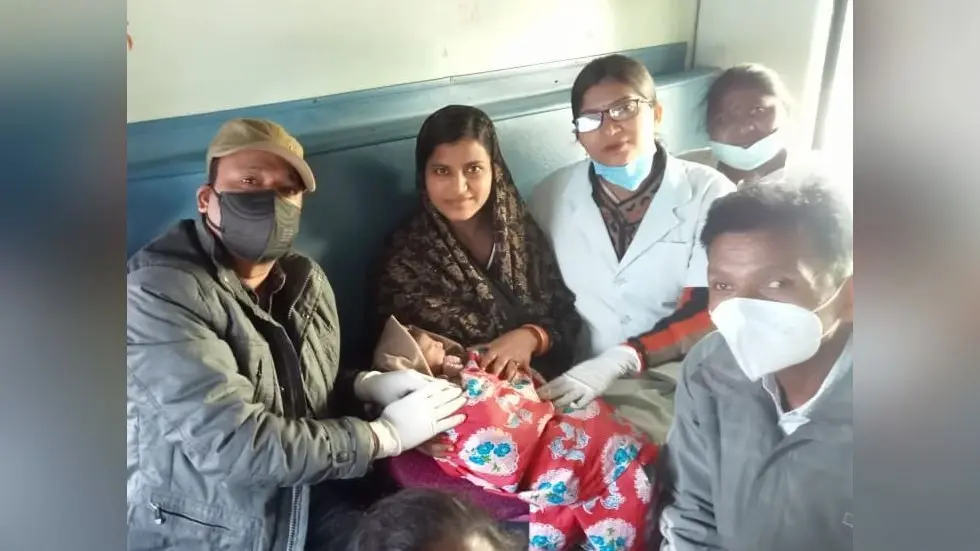 Prayagraj News: ट्रेन में किलकारी, प्रयागराज स्टेशन पर बिहार की सायरा खातून बनीं मां, रेलवे ने दी बधाई