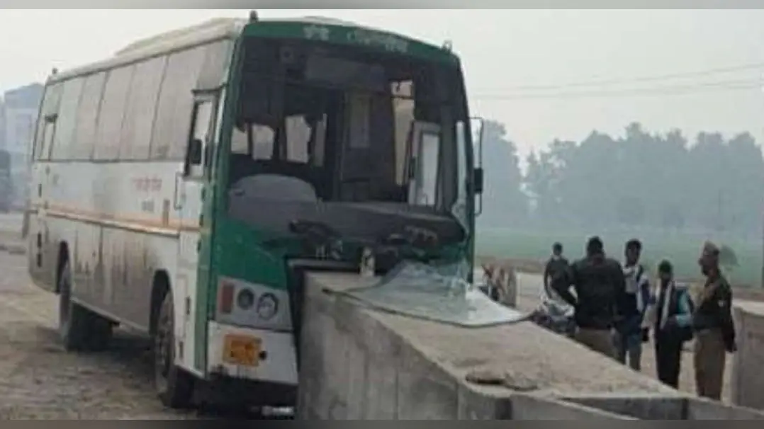 Bareilly News: लखनऊ से बरेली आने वाली बस डिवाइडर से टकराई, एक दर्जन यात्री घायल