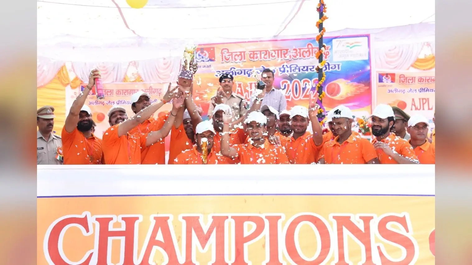 IPL की तर्ज पर अलीगढ़ में हुआ जेपीएल, कैदियों ने खूब उड़ाए चौके-छक्के, राइटर पैंथर्स ने जीता खिताब