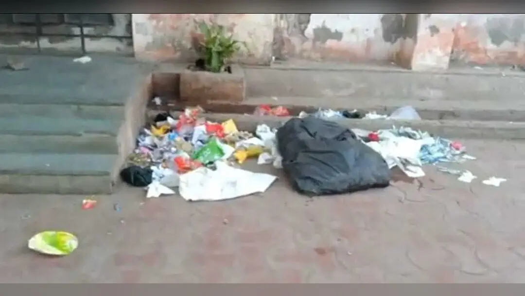 Agra: जिला अस्पताल की लापरवाही, मरीजों के जान से हो रहा खिलवाड़, खुले में फेंका जा रहा बायो मेडिकल वेस्ट