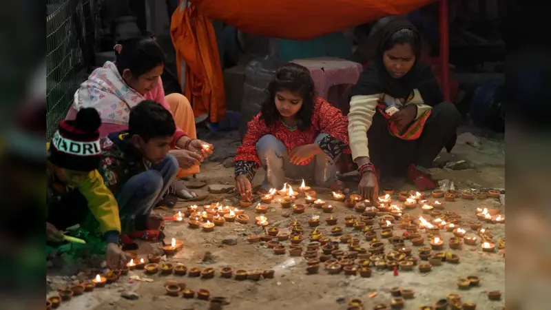 Video: धनबाद में दीये, भगवा झंडे और फूल की किल्लत