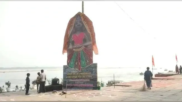 Dev Deepawali 2021: देव दीपावली के मौके पर गंगा घाट पर लगा मां अन्नपूर्णा का कटआउट, भक्तों हो रहे निहाल
