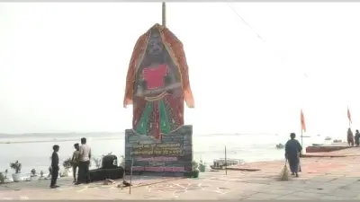 Dev Deepawali 2021: देव दीपावली के मौके पर गंगा घाट पर लगा मां अन्नपूर्णा का कटआउट, भक्तों हो रहे निहाल