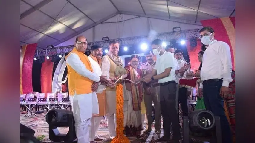Kanpur News: कानपुर में 4 नवंबर तक चलने वाला दीपोत्सव मेला शुरू, महिलाओं को पसंद आ रही बनारसी साड़ियां