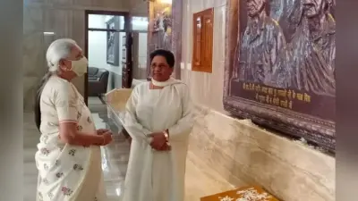 BSP सुप्रीमो मायावती से गवर्नर आनंदीबेन पटेल की लखनऊ में मुलाकात, मां के निधन पर जताया दुख