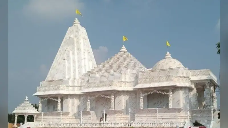 कोलकाता में गुलाबी शहर जयपुर की झलक, यहां बन रहा है लक्ष्मी नारायण मंदिर पर आधारित पूजा पंडाल