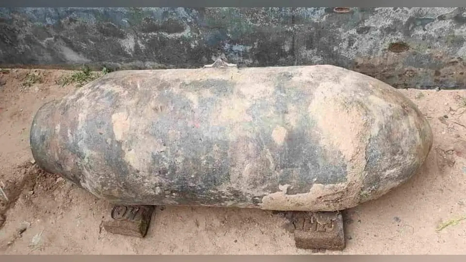 बंगाल के बीरभूम में द्वितीय विश्व युद्ध के समय का बम बरामद, इलाके में हड़कंप, सेना कर रही जांच