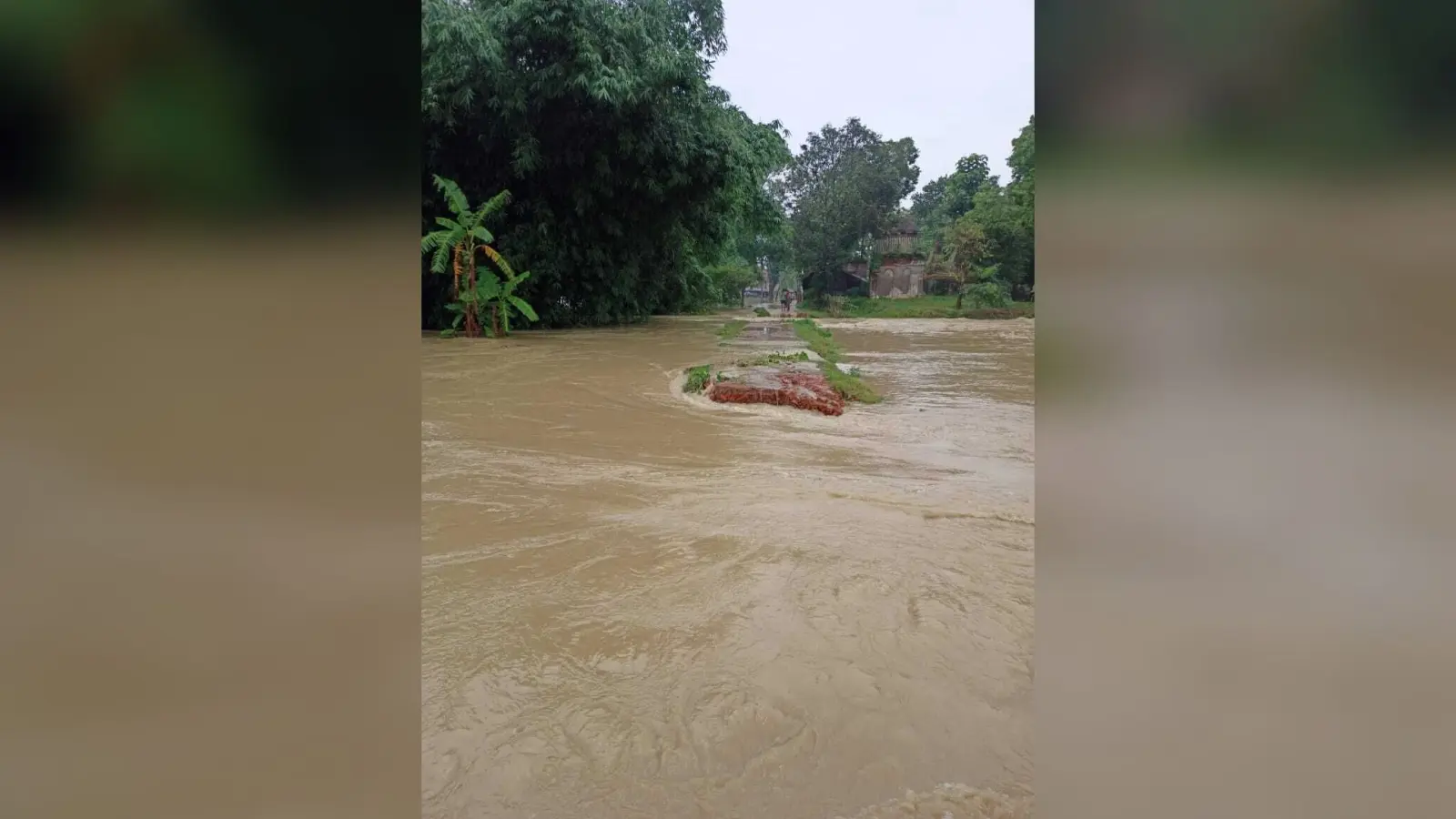मुख्य मार्गों पर बह रहा तीन से चार फीट पानी, कई प्रखंडों का संपर्क मुख्यालय से कटा
