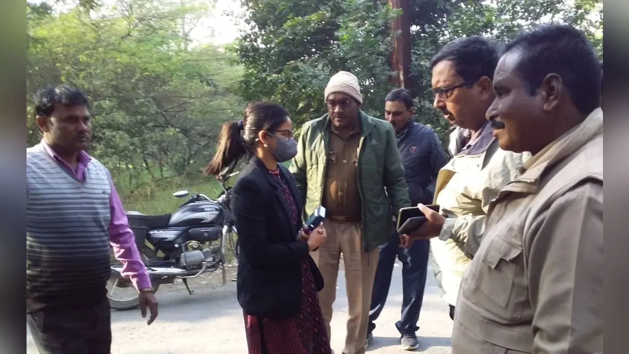 पति खेत पर गया, महिला ने खुद को कमरे में बंद किया और फंदे से लटक गई, परिवार में मचा कोहराम