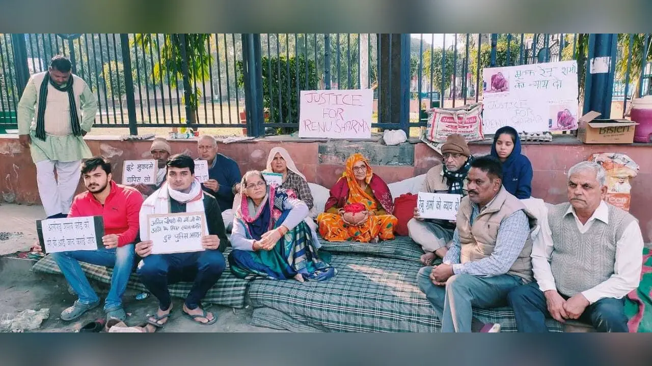 तीन दिनों के अल्टीमेटम के बाद शराब माफिया के घरवालों का धरना खत्म, प्रशासन ने दिया कार्रवाई का भरोसा