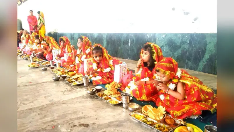 Varanasi News: काशी में कन्या पूजन के साथ नवरात्रि का समापन, ‘हर-हर महादेव’ के जयघोष से गूंजी शिव नगरी