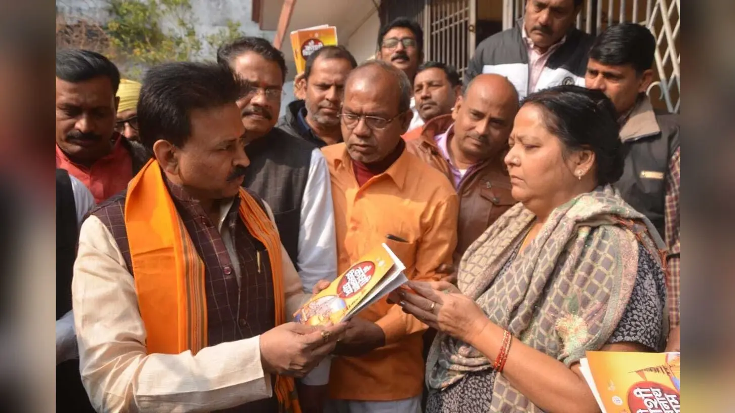 काशी विश्वनाथ धाम के लोकार्पण के बाद घर-घर पहुंचाया जा रहा प्रसाद, आठ लाख घरों के दरवाजे पर दस्तक देगी बीजेपी