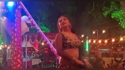 रायबरेली में बार बालाओं के ठुमके, युवक ने किया ‘तमंचे पर डिस्को’, गुरुजी उड़ाने लगे नोटों की गड्डी