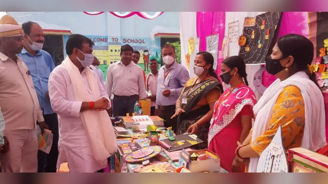 Varanasi: स्मार्ट क्लासेज में बेसिक शिक्षा मंत्री सतीश चंद्र द्विवेदी,सरकारी स्कूलों की सुविधाओं का लिया जायजा