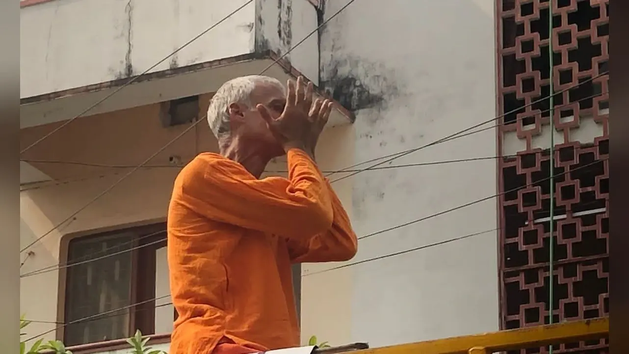 Varanasi News: ‘ई बनारस हौ राजा, इहां सांड भी मोक्ष दिलावे में माहिर हौ’, खबर पढ़कर समझें मतलब