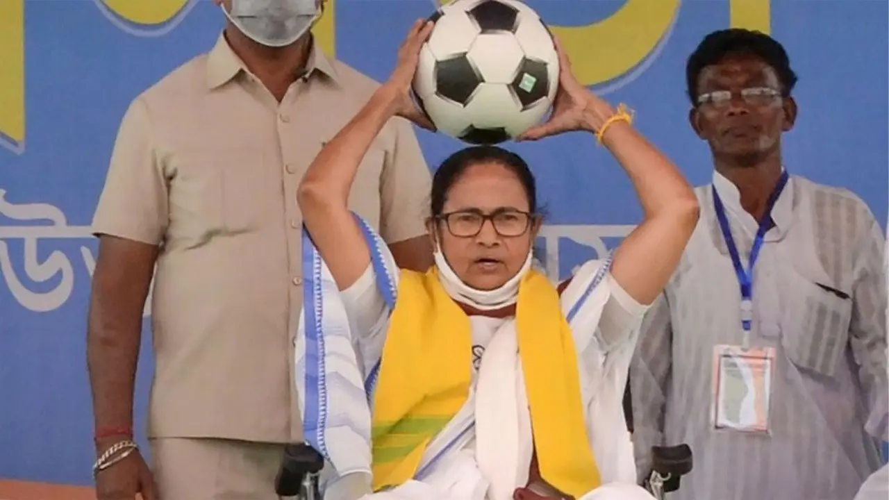 Khela Hobe की अपार सफलता के बाद ‘खेला होबे दिवस’, 50,000 फुटबॉल बाटेंगी ममता बनर्जी सरकार