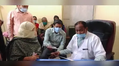 पीलीभीत के जिला अस्पताल में निरीक्षण करने पहुंचे डीएम, कुर्सी पर नहीं मिले डॉक्टर साहब, पूछ लिया शोकॉज