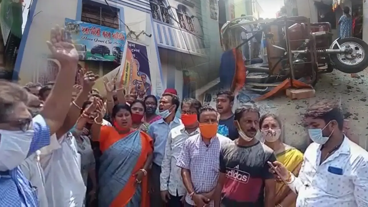 नैहाटी मे��� BJP वर्कर्स के घरों पर बमबाजी, नाराज लोगों का थाने के सामने प्रदर्शन, ममता पर लगाए डराने के आरोप