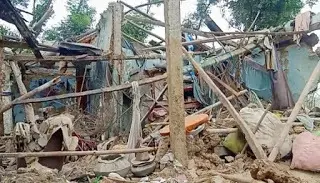 BIG NEWS: बम के विस्फोट से मकान जमींदोज, तीन घायल, इलाके में दहशत, पिता-पुत्र गिरफ्तार