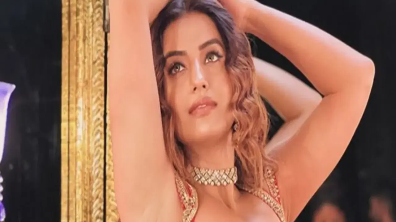 Bhojpuri Song: अक्षरा सिंह के नये गाने ‘घुंघरू’ ने सोशल मीडिया पर मचाया बवाल, एक्ट्रेस ने जमकर लगाए ठुमके