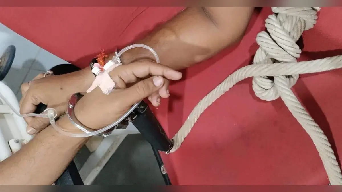 UP News: एक हथकड़ी में बांधकर दो कैदियों का इलाज, सोशल मीडिया पर यूजर्स ने उठाया मानवाधिकार का सवाल