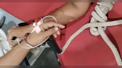 UP News: एक हथकड़ी में बांधकर दो कैदियों का इलाज, सोशल मीडिया पर यूजर्स ने उठाया मानवाधिकार का सवाल